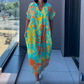 💎 49% DE RÉDUCTION ! 💎 Robe Élégante Col V – Tissu Respirant, Imprimé Tendance & Coupe Ample (Vert/Bleu/Jaune | S–3XL) ☕🕊️
