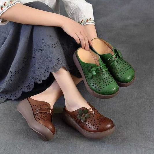 Mules compensées ajourées à motif floral vintage