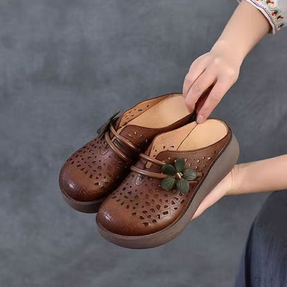 Mules compensées ajourées à motif floral vintage