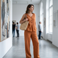 Ensemble femme avec top sans manches boutonné et pantalon ample